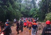 Proses pembersihan material longsor di Jalan Lintas Liwa–Ranau, tepatnya di Pekon Padang Cahya, Kecamatan Balik Bukit, Kabupaten Lampung Barat | Foto : Dok. BPBD Lampung Barat
