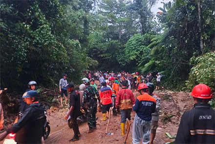 Proses pembersihan material longsor di Jalan Lintas Liwa–Ranau, tepatnya di Pekon Padang Cahya, Kecamatan Balik Bukit, Kabupaten Lampung Barat | Foto : Dok. BPBD Lampung Barat
