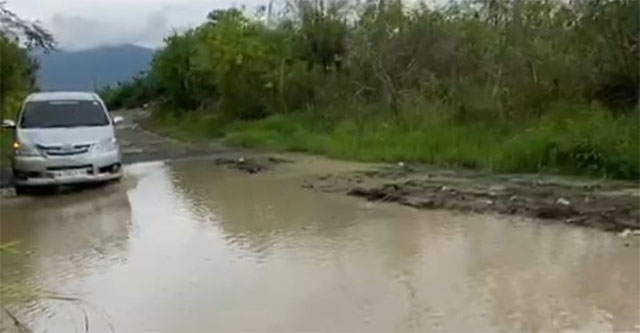foto jalan rusak di kampung jawa
foto. dok: istimewa