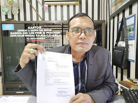 Agus Salim Gozali selaku penasehat hukum  Yulianto (47) yang buta usai operasi katarak di Malang. Foto: kumparan
