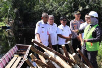 Bupati Erlina meninjua langsung lokasi pembangunan jembatan di Segedong. Foto: Dok. Pemkab Sekadau
