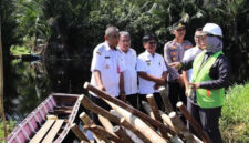 Bupati Erlina meninjua langsung lokasi pembangunan jembatan di Segedong. Foto: Dok. Pemkab Sekadau
