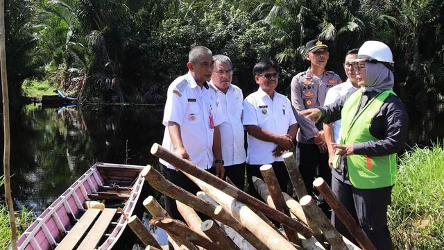 Bupati Erlina meninjua langsung lokasi pembangunan jembatan di Segedong. Foto: Dok. Pemkab Sekadau
