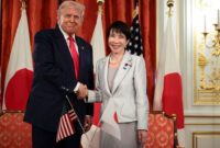 Presiden AS Donald Trump berjabat tangan dengan Perdana Menteri Jepang Sanae Takaichi dalam pertemuan bilateral di Istana Akasaka di Tokyo, Jepang, Selasa (28/10/2025). Foto: Evelyn Hockstein/REUTERS
