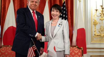 Presiden AS Donald Trump berjabat tangan dengan Perdana Menteri Jepang Sanae Takaichi dalam pertemuan bilateral di Istana Akasaka di Tokyo, Jepang, Selasa (28/10/2025). Foto: Evelyn Hockstein/REUTERS
