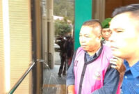 Kepala Desa (Kades) Muara Emat, Kecamatan Batang Merangin,Jasman di giring oleh petugas
foto.dok: istimewa