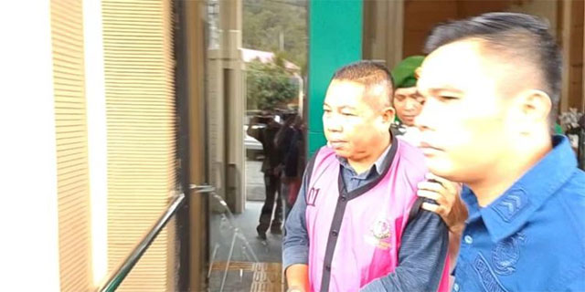 Kepala Desa (Kades) Muara Emat, Kecamatan Batang Merangin,Jasman di giring oleh petugas
foto.dok: istimewa