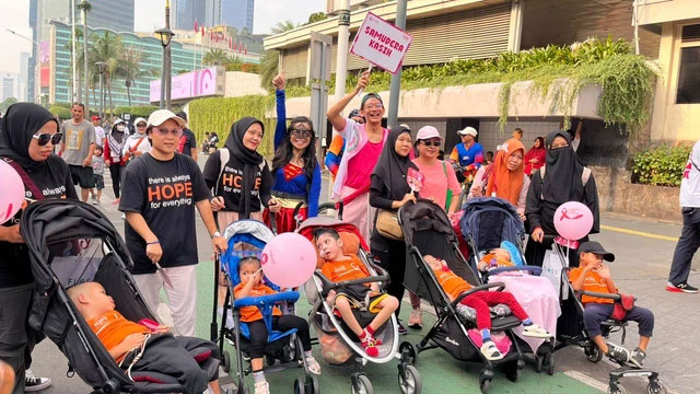 Anak-anak penyintas kanker dari Rumah Harapan Indonesia di kawasan CFD Bundaran HI, Jakarta Pusat, Minggu (19/10/2025). Foto: Nasywa Athifah/kumparan