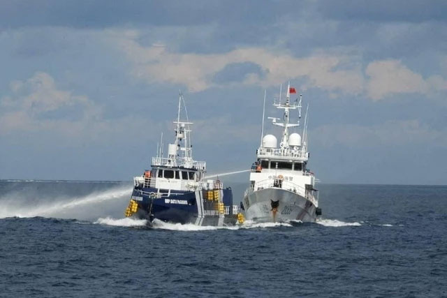 Kapal Penjaga Pantai China menggunakan meriam air ditembakkan ke arah kapal Biro Perikanan dan Sumber Daya Perairan Filipina di Laut Cina Selatan, Minggu (12/10/2025). Foto: Philippine Coast Guard/ HO REUTERS
