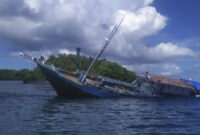 Kapal bermuatan BBM terbakar di perairan laut Banda, Kabupaten Maluku Tengah, Kamis (16/10/2025). Foto: Dok. Istimewa

