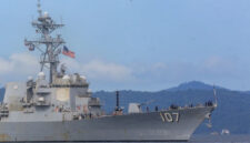 Kapal perusak Angkatan Laut AS USS Gravely (DDG-107) tiba di pelabuhan Port of Spain, Trinidad dan Tobago, Minggu (26/10/2025). Foto: Andrea De Silva/REUTERS