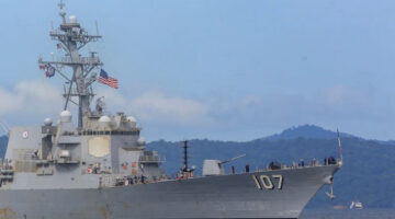 Kapal perusak Angkatan Laut AS USS Gravely (DDG-107) tiba di pelabuhan Port of Spain, Trinidad dan Tobago, Minggu (26/10/2025). Foto: Andrea De Silva/REUTERS