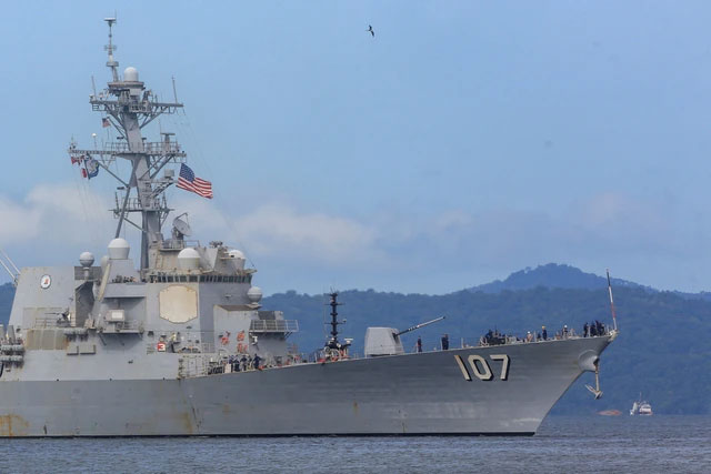 Kapal perusak Angkatan Laut AS USS Gravely (DDG-107) tiba di pelabuhan Port of Spain, Trinidad dan Tobago, Minggu (26/10/2025). Foto: Andrea De Silva/REUTERS