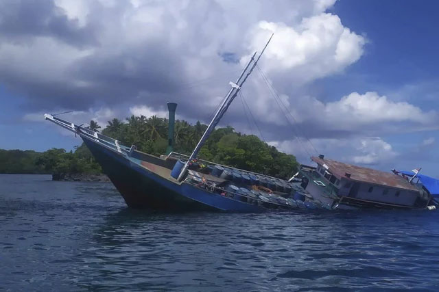 Kapal bermuatan BBM terbakar di perairan laut Banda, Kabupaten Maluku Tengah, Kamis (16/10/2025). Foto: Dok. Istimewa