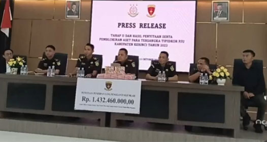 Kepala Kejari Sungai Penuh, Sukma Djaya Negara, menampilkan uang hasil penyitaan PJU 2023 (Sumber: SB)