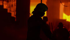 Ilustrasi petugas memadamkan api kebakaran.  Foto: M Risyal Hidayat/ANTARA FOTO