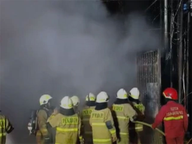 Damkar padamkan bengkel di Jalan Ciledug Raya, Kota Tangerang, yang terbakar, Kamis (16/10/2025). Dok. Istimewa Foto: Dok. Istimewa