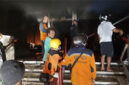Petugas memadamkam api di Pasar Kota Wonogiri. Foto: Dok. BPBD Jateng
