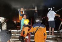 Petugas memadamkam api di Pasar Kota Wonogiri. Foto: Dok. BPBD Jateng
