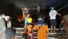 Petugas memadamkam api di Pasar Kota Wonogiri. Foto: Dok. BPBD Jateng
