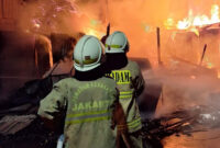 Petugas Damkar berusaha memadamkan kebakaran di Pademangan, Jakarta Utara, Rabu (15/10/2025).  Foto: Dok. Istimewa
