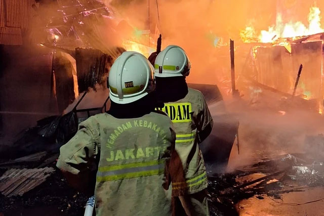 Petugas Damkar berusaha memadamkan kebakaran di Pademangan, Jakarta Utara, Rabu (15/10/2025).  Foto: Dok. Istimewa
