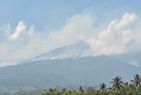 Asap kebakaran di kawasan hutan Pelawangan Senaru Gunung Rinjani membubung ke udara terlihat dari Desa Senaru, Kecamatan Bayan, Lombok Utara, NTB, Senin (21/10) Foto:  ANTARA FOTO/Ahmad Subaidi
