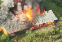 Rekaman drone Satgas Damai Cartenz saat terlibat baku tembak dengan KKB di Desa Sopamikma, Distrik Kiwirok, Kabupaten Pegunungan Bintang. Foto: Dok. Istimewa