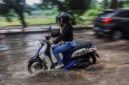 Pengendara roda dua menerobos genangan air akibat hujan lebat di Rangkasbitung, Lebak, Banten, Jumat (13/9/2024). Foto: Muhammad Bagus Khoirunas/ANTARA FOTO