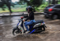 Pengendara roda dua menerobos genangan air akibat hujan lebat di Rangkasbitung, Lebak, Banten, Jumat (13/9/2024). Foto: Muhammad Bagus Khoirunas/ANTARA FOTO
