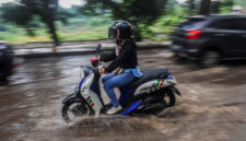 Pengendara roda dua menerobos genangan air akibat hujan lebat di Rangkasbitung, Lebak, Banten, Jumat (13/9/2024). Foto: Muhammad Bagus Khoirunas/ANTARA FOTO