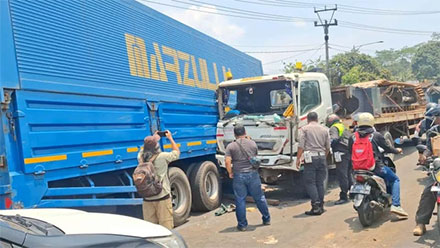 Kondisi kendaraan yang terlibat kecelakaan di jalan raya ruas Sukabumi-Bogor, tepatnya di wilayah Pamuruyan, Kecamatan Cibadak, Kabupaten Sukabumi, Selasa (7/10/2025).  Foto: Dok. kumparan