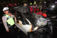 Tim Inafis melakukan olah tempat kejadian perkara (TKP) mobil yang mengalami kecelakaan di Jalan Manyar Kertoarjo, Surabaya, Jawa Timur, Rabu (15/10/2025). Foto: Didik Suhartono/ANTARA FOTO
