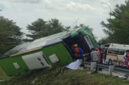 Bus yang mengangkut rombongan piknik kelurahan Bendan Ngisor Kota Semarang mengalami kecelakaan di Tol Pemalang-Batang KM 312B. Foto: Dok. Istimewa