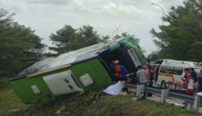 Bus yang mengangkut rombongan piknik kelurahan Bendan Ngisor Kota Semarang mengalami kecelakaan di Tol Pemalang-Batang KM 312B. Foto: Dok. Istimewa