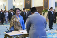 Dubes RI untuk Bangladesh dan Nepal Listyowati saat pelantikan Duta Besar (Dubes) di Istana Negara, Jakarta, Rabu (8/10/2025). Foto: Youtube/Sekretariat Presiden
