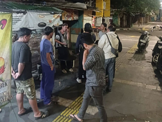 TKP Warkop di Jakpus yang diserang gerombolan orang bersenjata airsoft gun.  Foto: Dok. Istimewa
