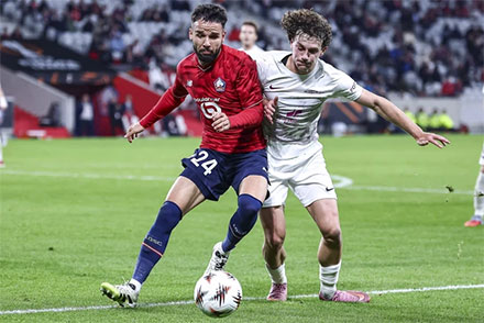 Pemain Lille Calvin Verdonk berebut bola dengan pemain Brann Bergen Denzel De Roeve Liga Eropa di Stade Pierre-Mauroy, Villeneuve-d'Ascq, Prancis, Kamis (25/9/2025). Foto: Sameer Al-Doumy/AFP

