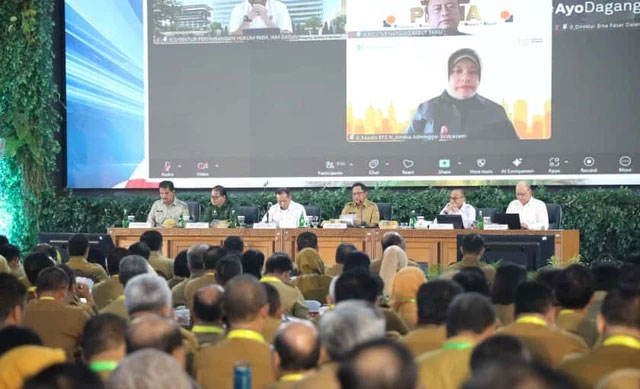 Mendagri Tito Karnavian memimpin pada rakor soal pengendalian inflasi daerah di Balairung Rudini, Kampus IPDN Jatinangor, Kabupaten Sumedang, Jawa Barat, Senin (27/10/2025). Foto: Kemendag RI
