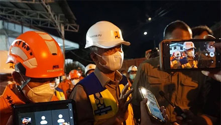Menteri Pekerjaan Umum (PU), Dody Hanggodo usai meninjau bangunan ambruk Ponpes Al-Khoziny, Kecamatan Buduran, Sidoarjo, Senin (6/10/2025). Foto: Farusma Okta Verdian/kumparan
