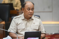 Kepala Badan Gizi Nasional (BGN) Dadan Hindayana bersiap mengikuti rapat dengar pendapat (RDP) dengan Komisi IX DPR di Kompleks Parlemen, Senayan, Jakarta, Kamis (10/7/2025). Foto: Rivan Awal Lingga/ANTARA FOTO