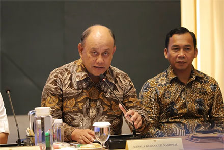 Kepala Badan Gizi Nasional (BGN) Dadan Hindayana memberikan keterangan pers penanggulangan KLB pada program prioritas makanan bergizi gratis (MBG) di Kantor Kemenkes, Jakarta, Kamis (2/10/2025).
