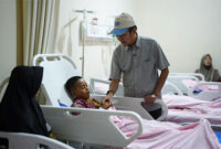 Wali Kota Palembang, Ratu Dewa saat menjenguk siswa yang diduga keracunan Makan Bergizi Gratis. Foto : Istimewa
