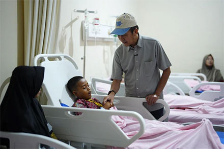 Wali Kota Palembang, Ratu Dewa saat menjenguk siswa yang diduga keracunan Makan Bergizi Gratis. Foto : Istimewa
