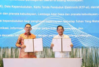 Mendagri Tito Karnavian menandatangani Nota Kesepahaman antara Kemendagri dan Kementerian Kebudayaan sebagai langkah memperkuat sinergi antarkementerian dalam upaya memajukan kebudayaan nasional di gedung Kemendikdasmen, Jakarta, Selasa (21/10/2025). Foto: Kemendagri RI