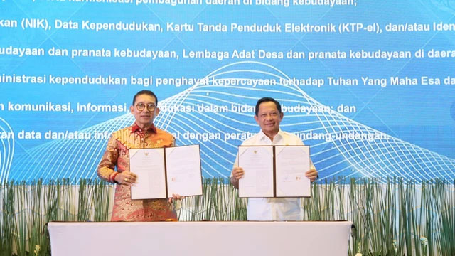 Mendagri Tito Karnavian menandatangani Nota Kesepahaman antara Kemendagri dan Kementerian Kebudayaan sebagai langkah memperkuat sinergi antarkementerian dalam upaya memajukan kebudayaan nasional di gedung Kemendikdasmen, Jakarta, Selasa (21/10/2025). Foto: Kemendagri RI
