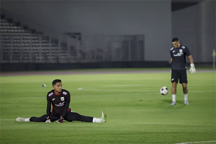 Pemain Timnas Indonesia, Reza Arya (kiri), saat menjalani sesi latihan di Stadion Madya, Jakarta, Senin (2/6/2025). Foto: Jamal Ramadhan/kumparan
