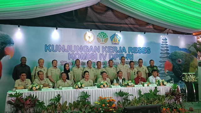 Acara seremonial repatriasi 40 ekor Burung Perkici Dada Merah dari Inggris ke Bali oleh Kementerian Perhutanan dan Anggota Komisi IV DPR RI dan di Kantor BKSDA Bali, Kota Denpasar, Senin (27/10/2025). Foto: Denita BR Matondang/kumparan
