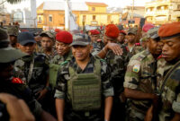 Pangkalan militer Malagasi menyambut Kolonel Michael Randrianirina setelah ia menyatakan akan mengambil alih kekuasaan dalam protes nasional pemadaman listrik di Madagaskar, Selasa (14/10/2025). Foto: Zo Andrianjafy/Reuters
