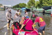 Banjir di Jalan Pantura Kaligawe, Kecamatan Genuk, Kota Semarang, Jawa Tengah, masih belum surut hingga Sabtu (25/10/2025). Foto: Dok.  Polsek Genuk